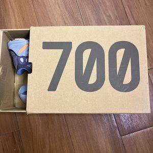 Yeezy 700 size 4 men  5 women